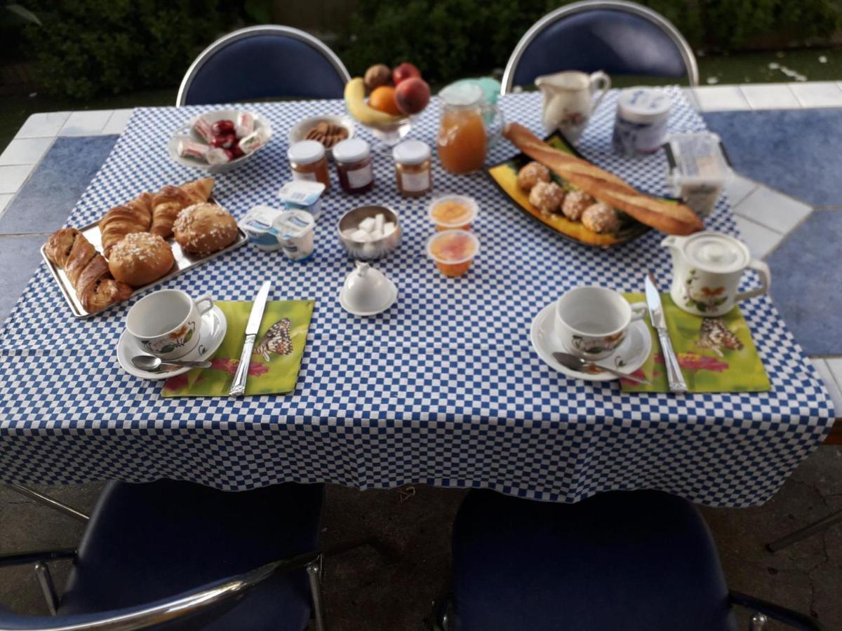 サン・ナゼール Le Jardin Fleuri Bed & Breakfast エクステリア 写真